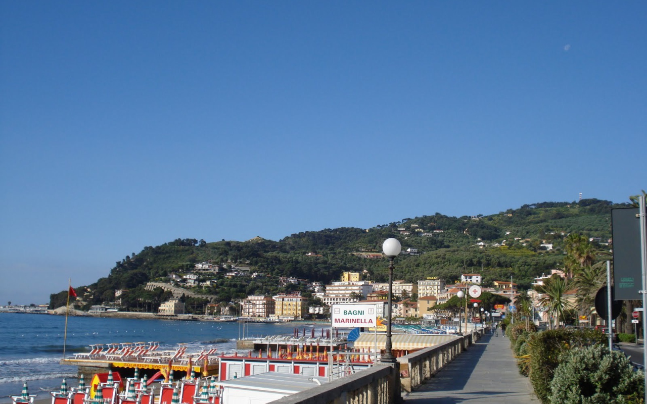 Прогулка по набережной на курорте Диано Марино, Италия