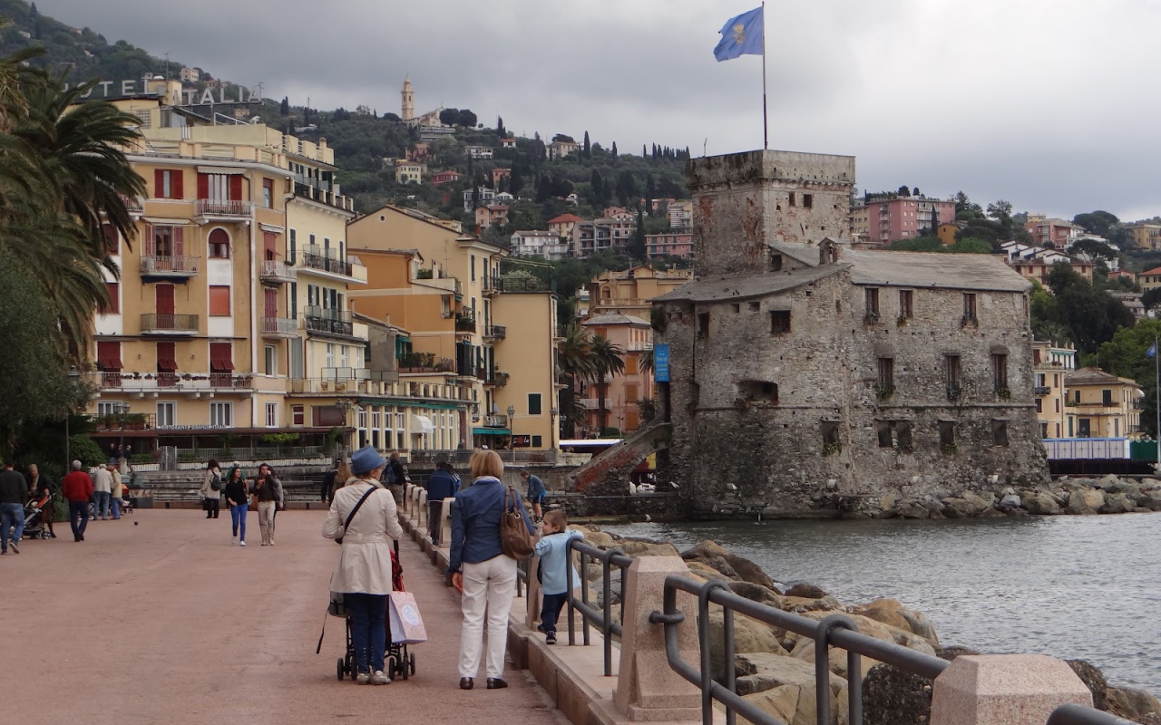 Прогулка по набережной на курорте Рапалло, Италия