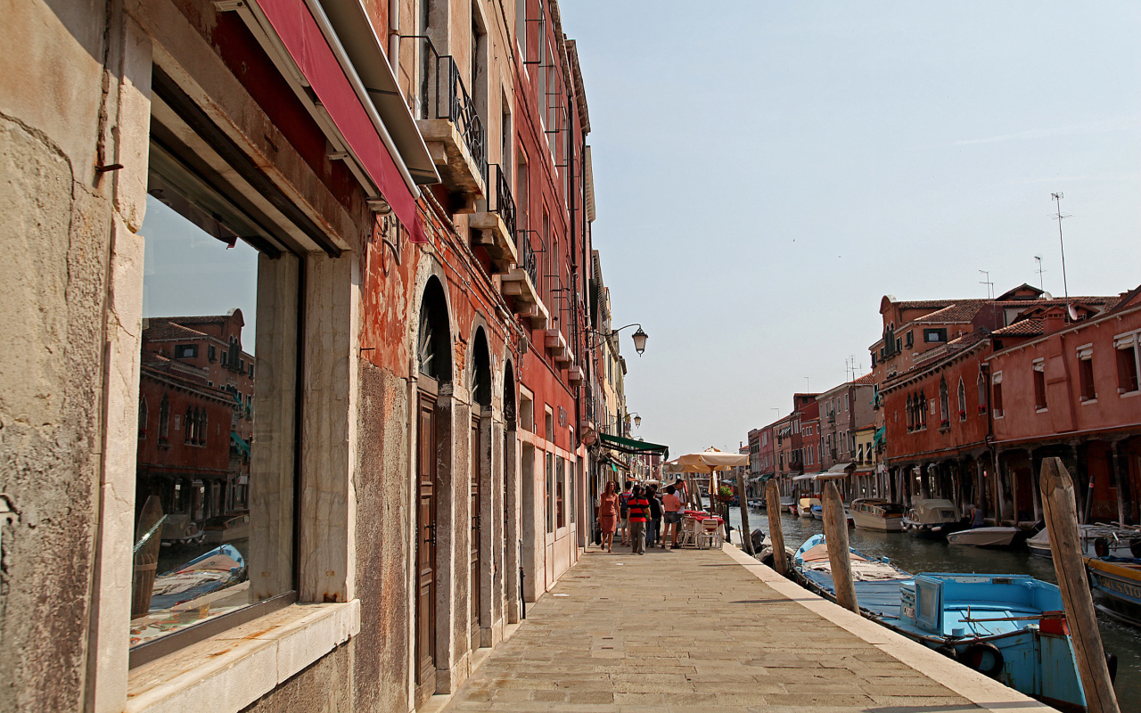 Прогулка по набережной на острове Мурано, Италия