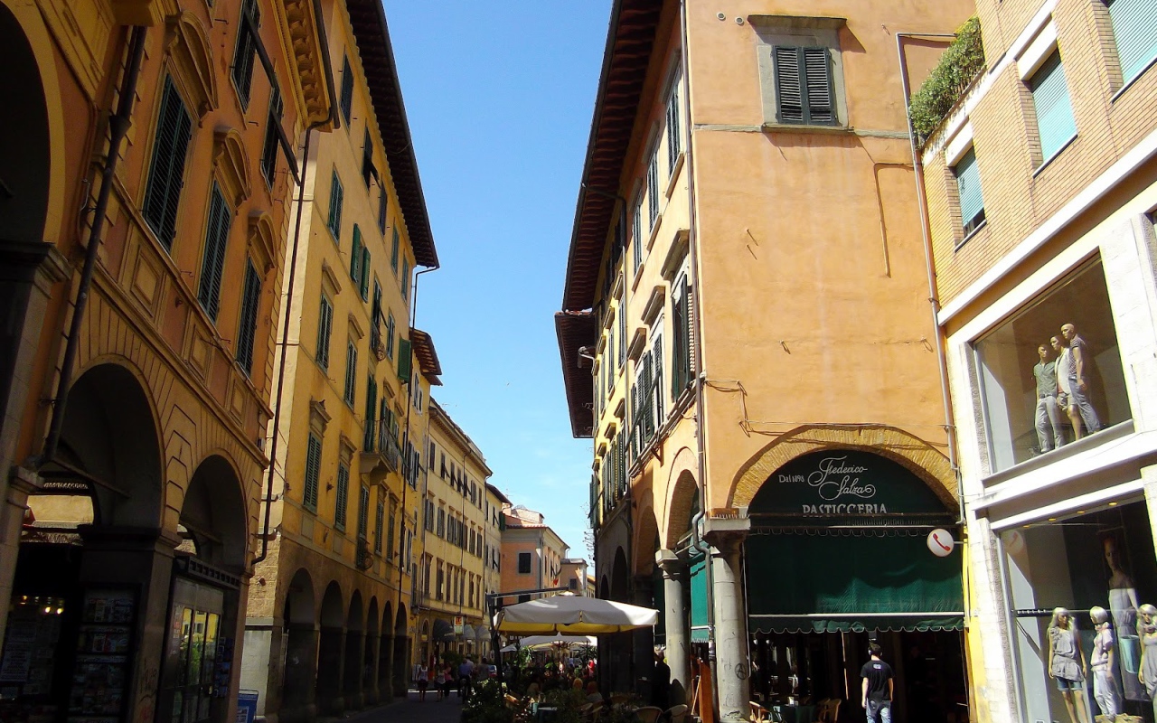 Прогулка по улице в Пизе, Италия