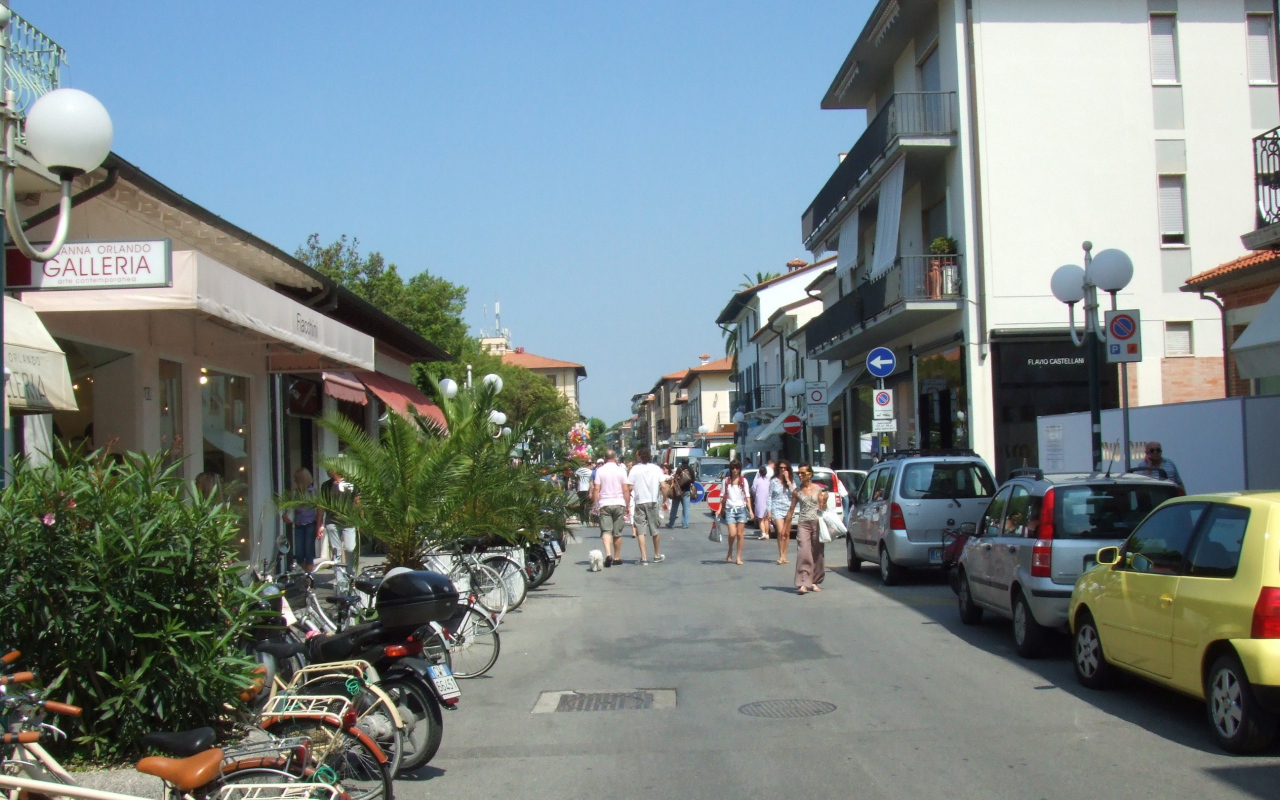 Прогулка по улице на курорте Форте дей Марми, Италия