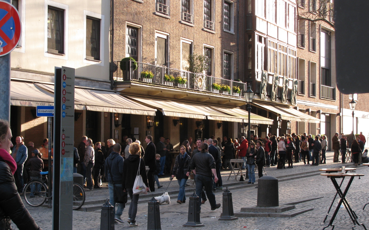 Прогулка по улицам на курорте в Бормио, Италия