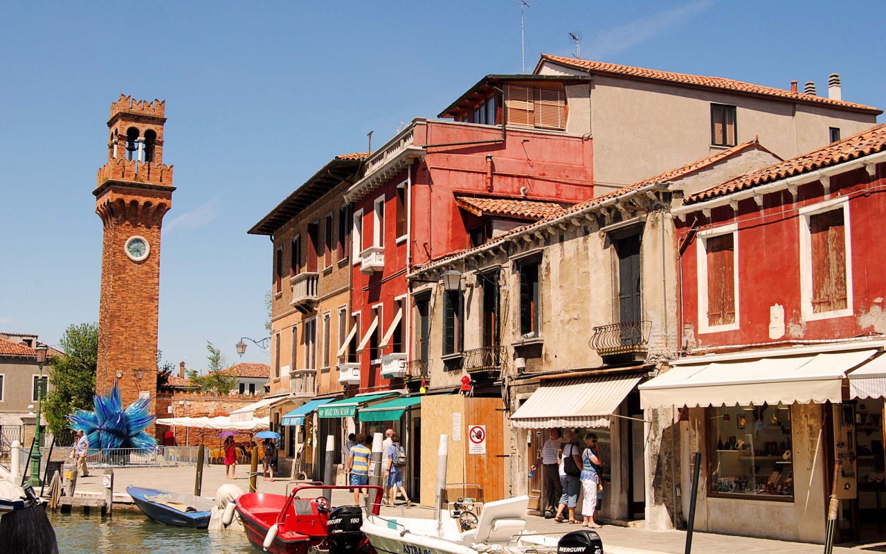 Прогулка по улицам на острове Мурано, Италия