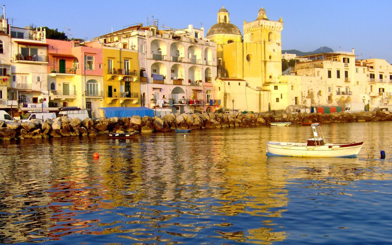 Дома на набережной на острове Искья, Италия