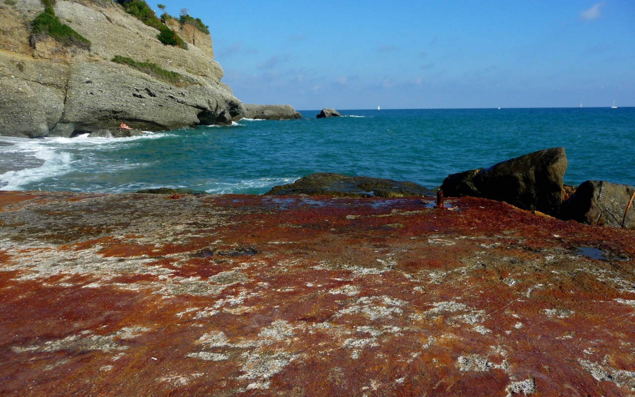 Каменистый берег на курорте Челле Лигуре, Италия