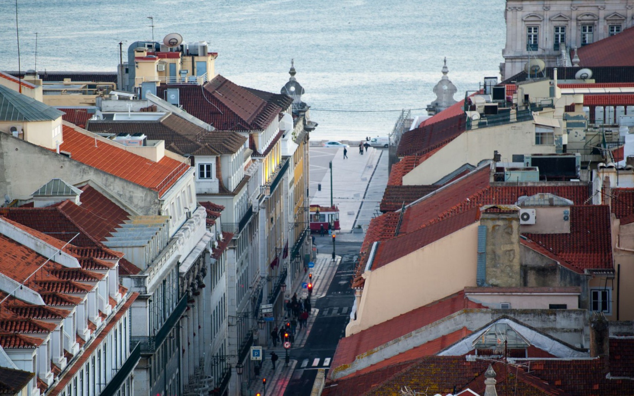Улица у набережной в Лиссабоне