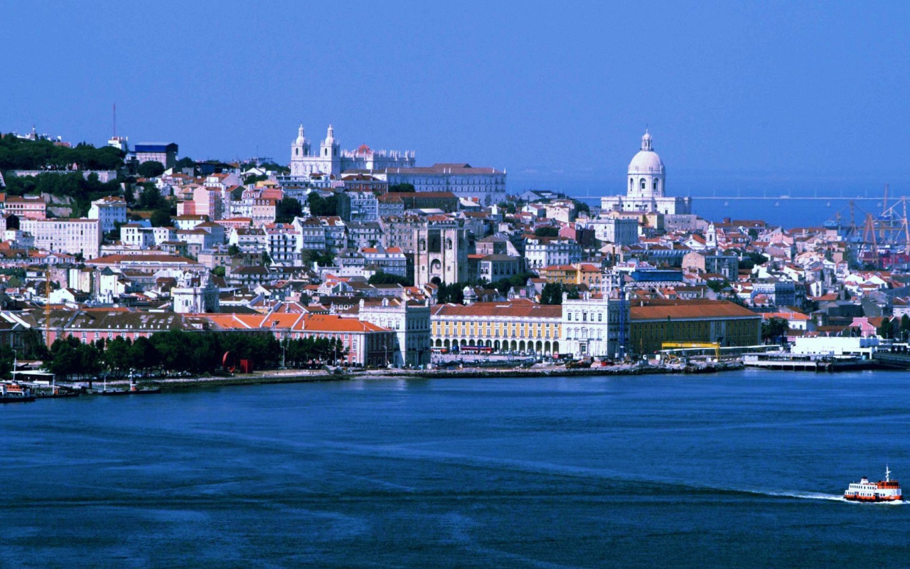 Вид с моря на Лиссабон