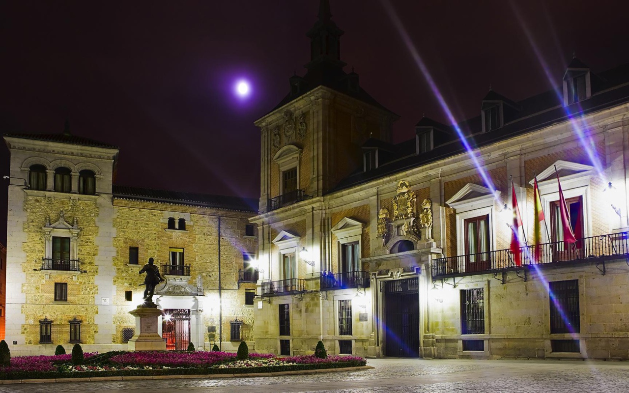 Памятник на площади в Мадриде