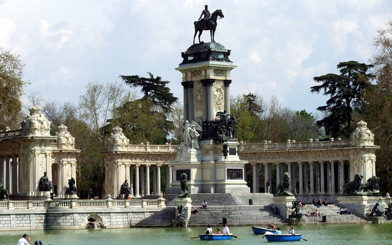 Парковая статуя в Мадриде