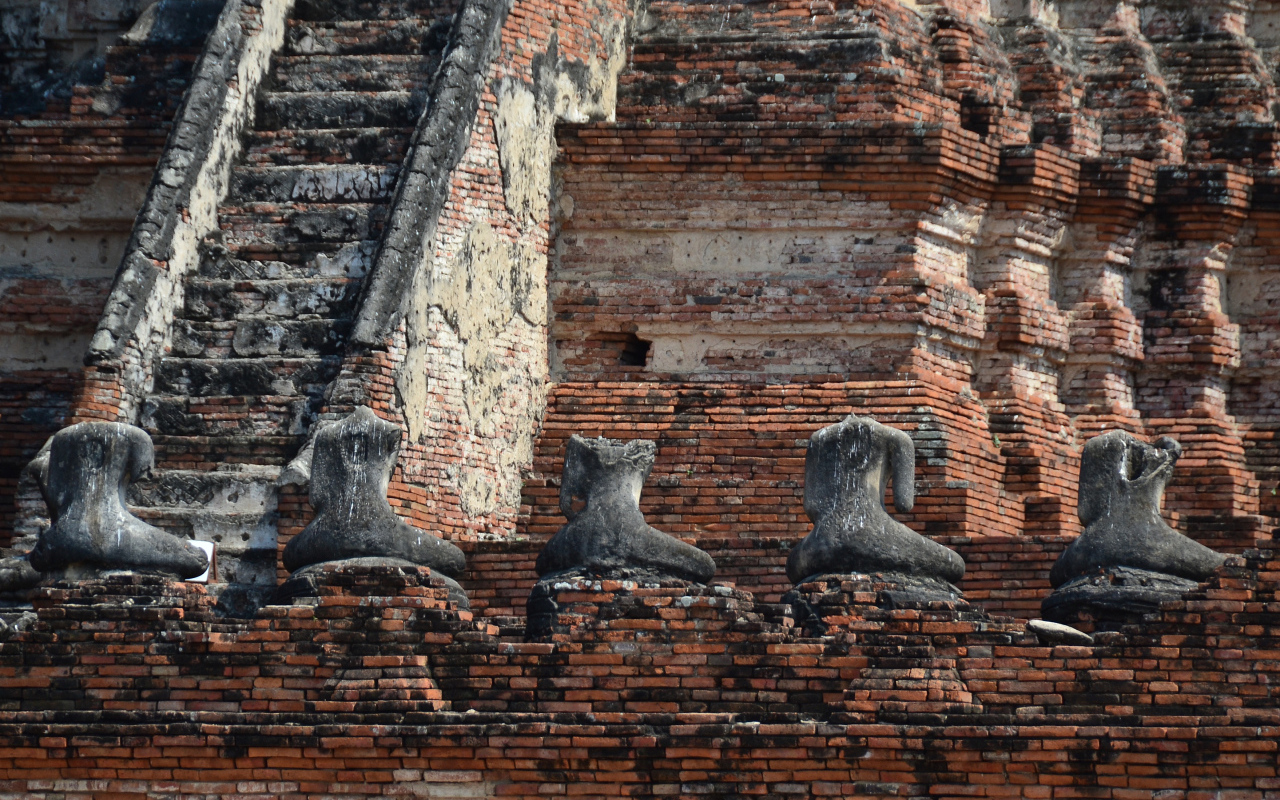 Старинные статуи на храме на курорте Лопбури, Таиланд