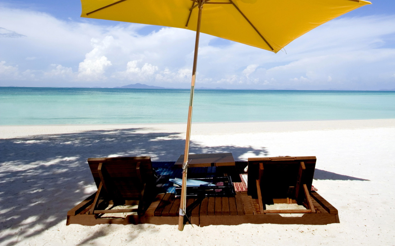 Осенний отдых на пляже на курорте Краби, Таиланд