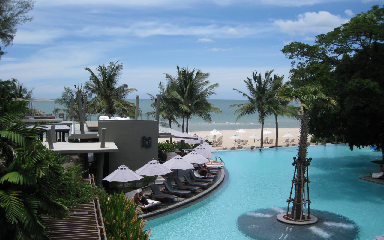 Отдых на побережье на курорте Ча Ам, Таиланд