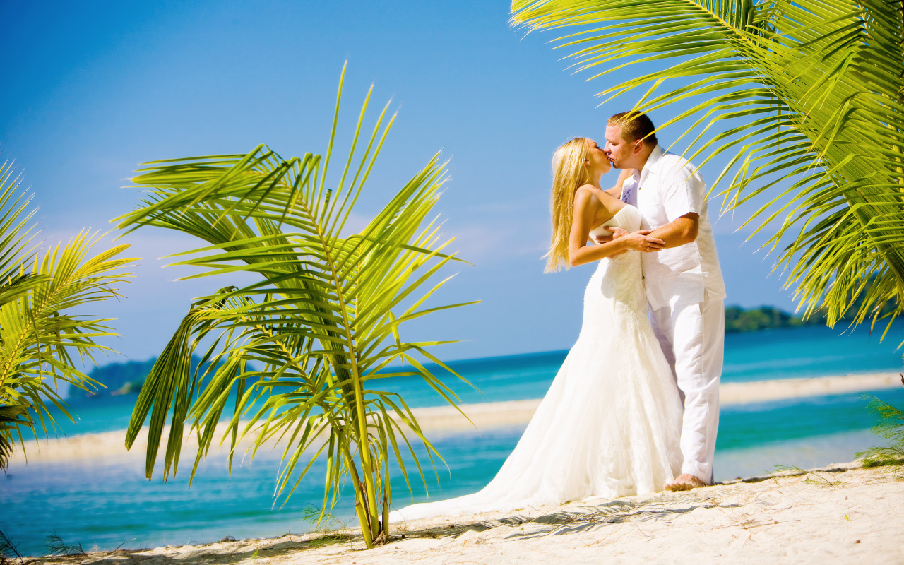 Красивая пара на пляже в Пхукете, Таиланд