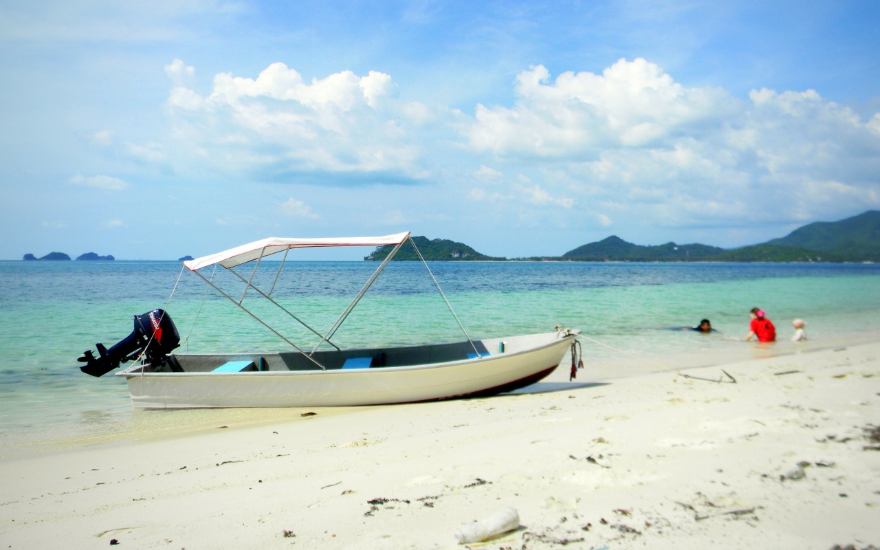 Лодка на пляже на острове Тао, Таиланд