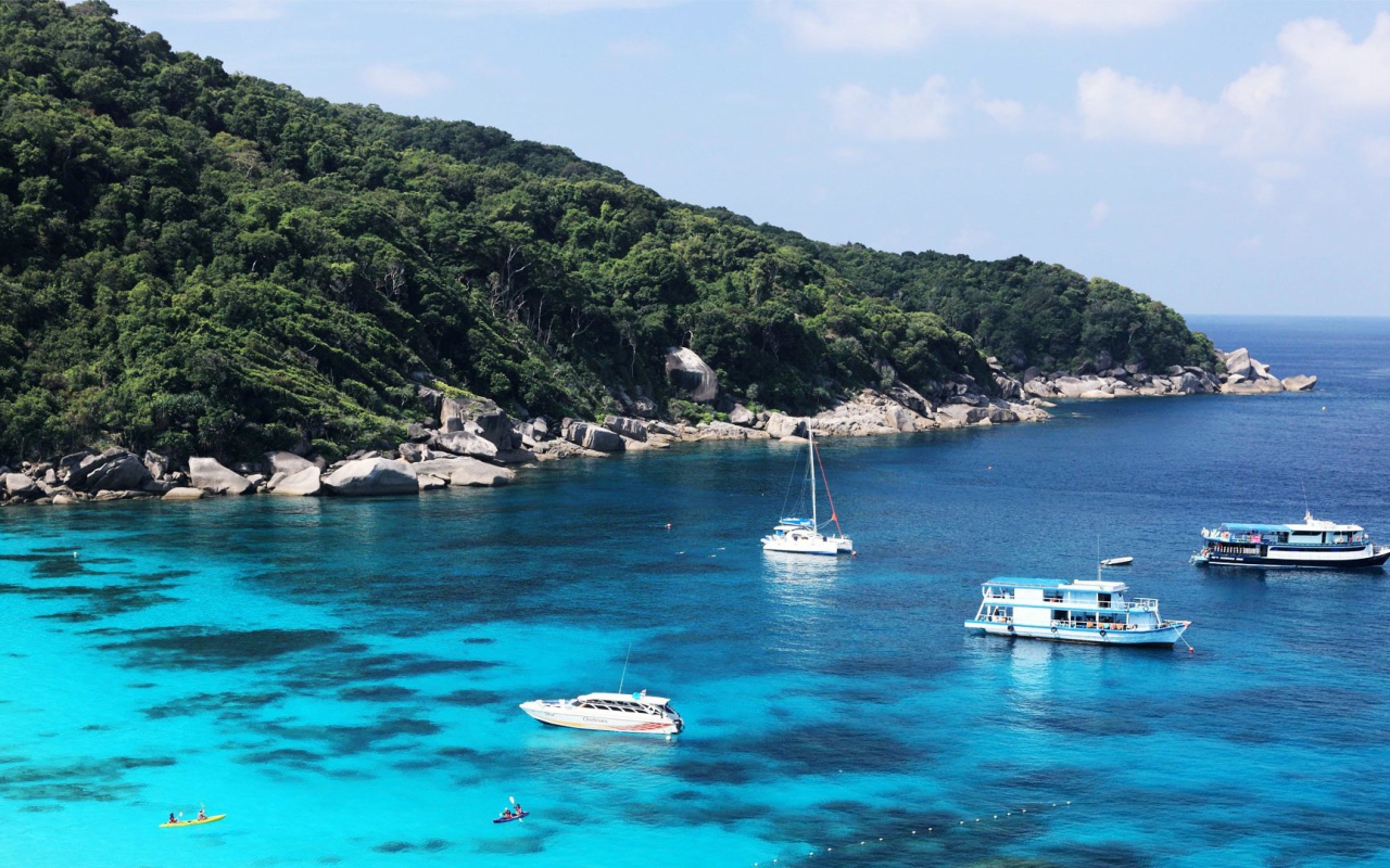 Лодки в заливе на острове Чанг, Таиланд