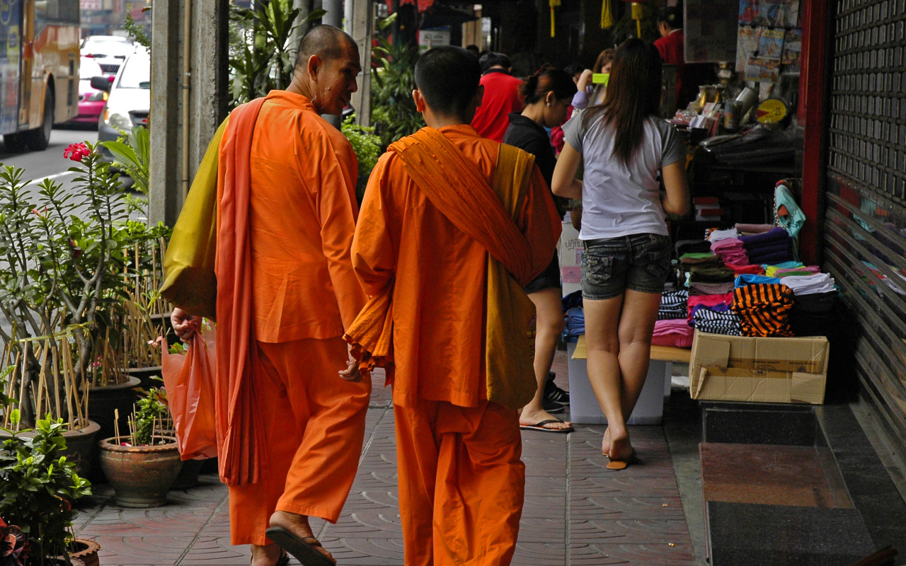 Буддийский монахи на улице в Бангкоке, Таиланд