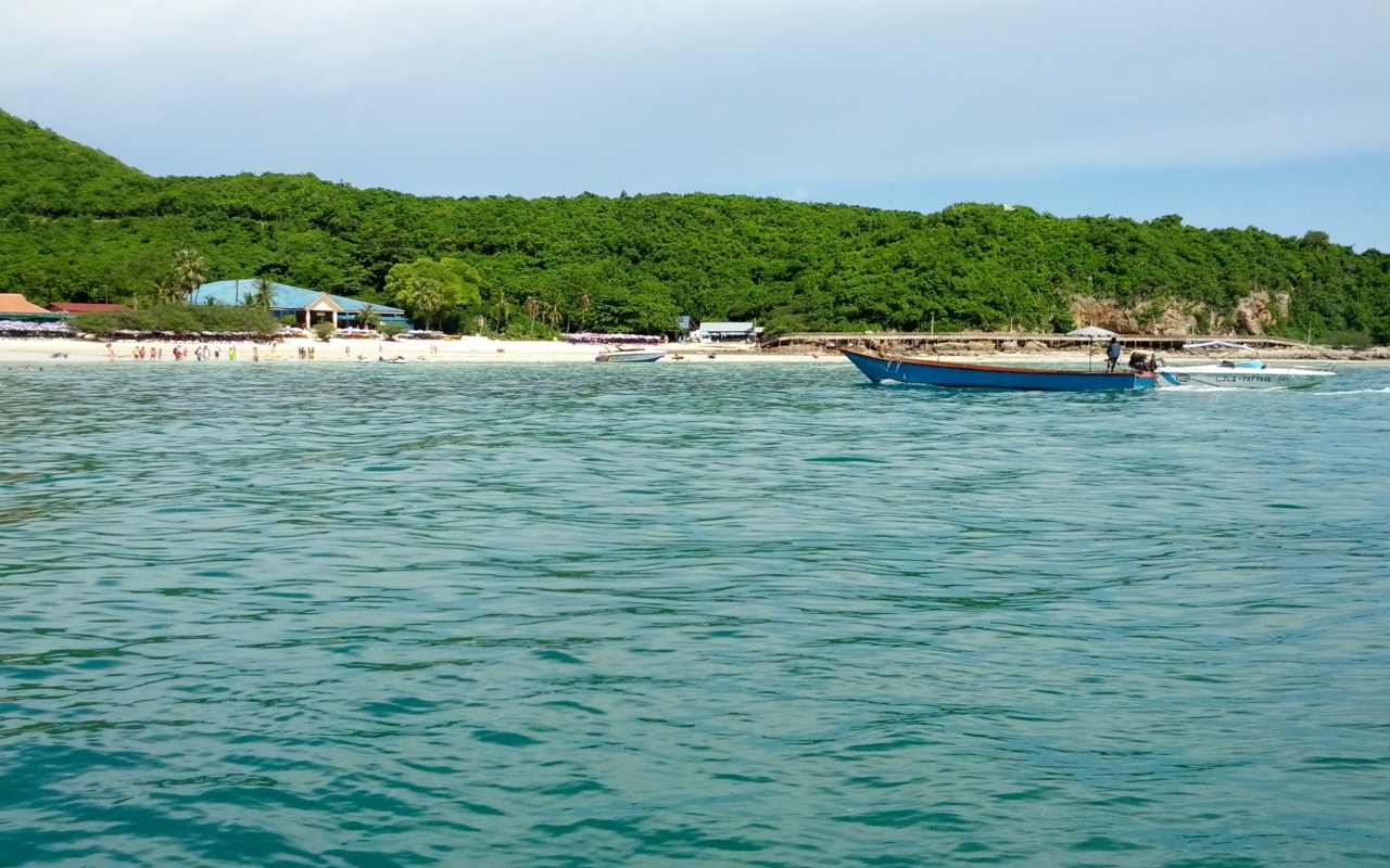 Побережье на курорте острова Ко Лан, Таиланд