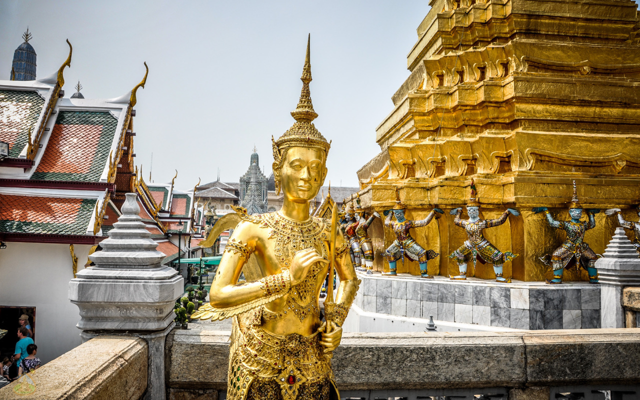 Золотая статуя в Бангкоке, Таиланд