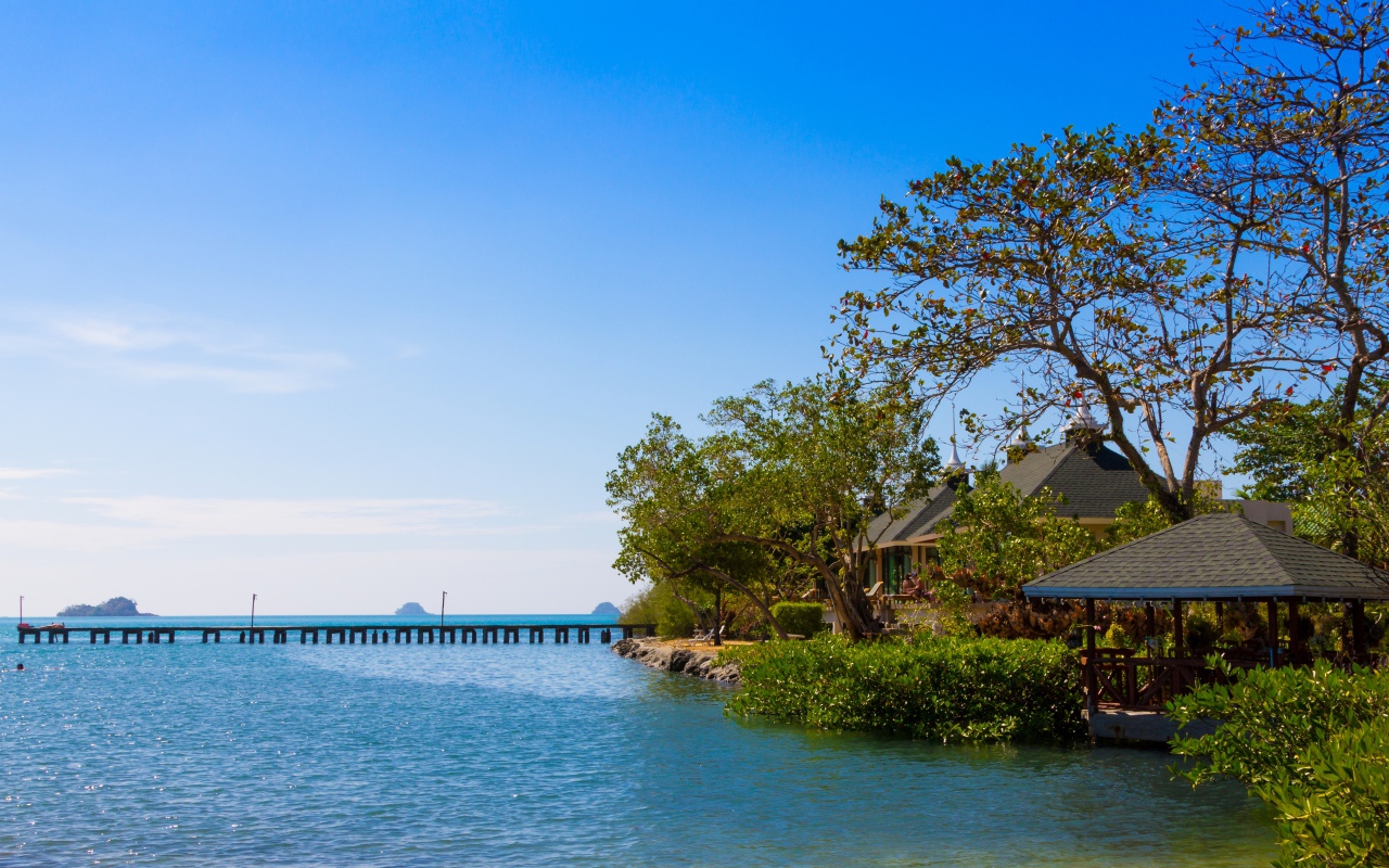 Хижины у воды на острове Чанг, Таиланд