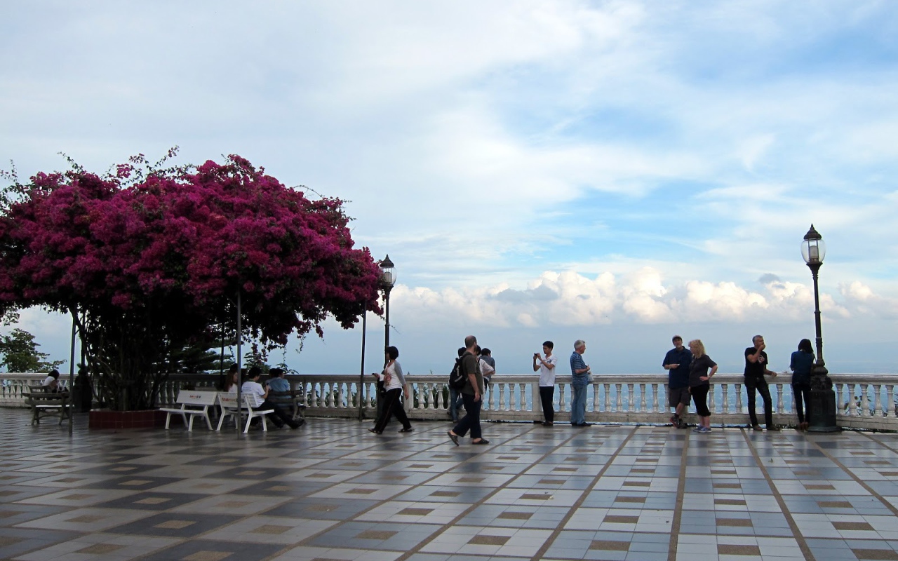 На набережной на курорте Чианг Рай, Таиланд