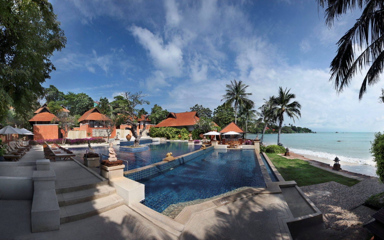 Бассейн на берегу на курорте Районг, Таиланд