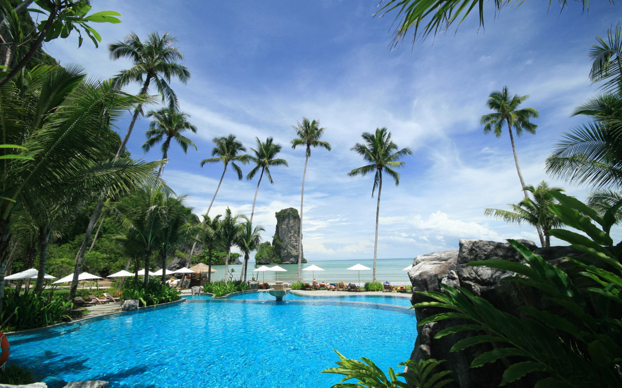 Бассейн в окружении пальм в Пхукете, Таиланд