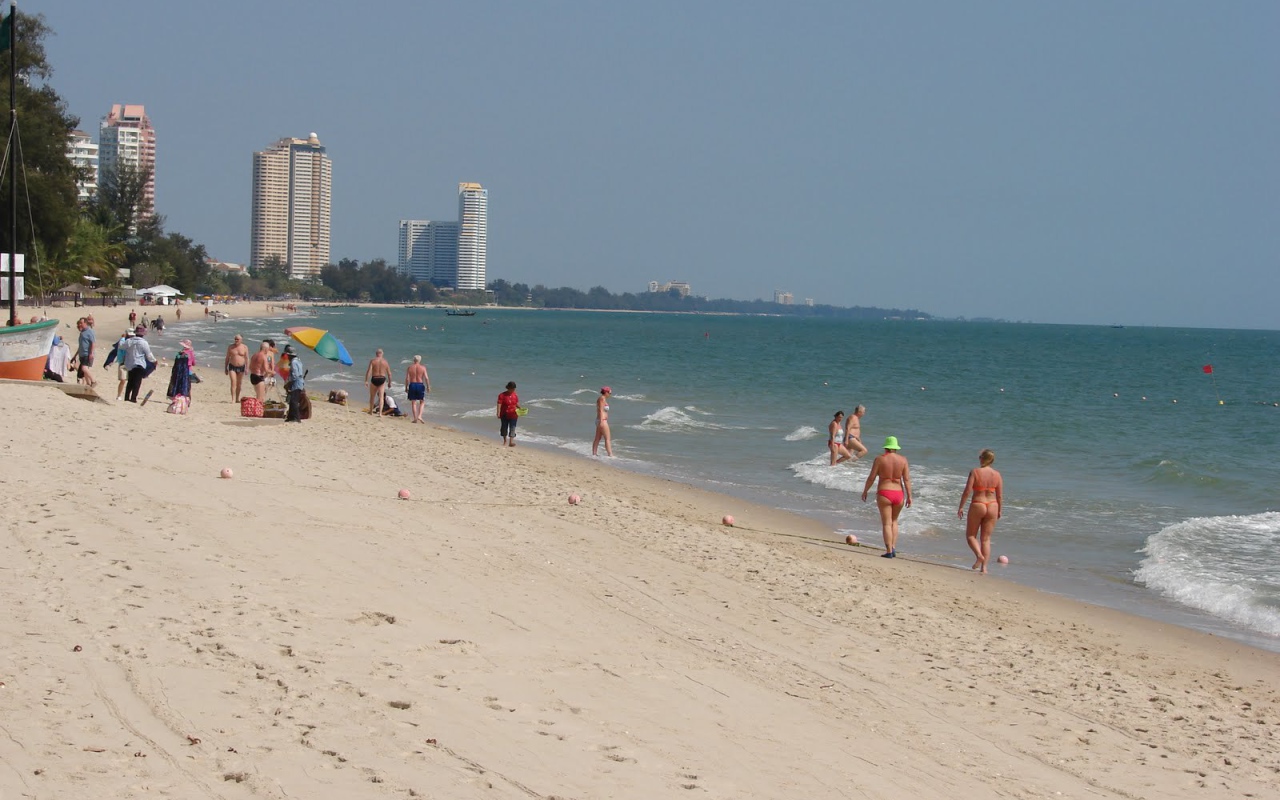 Отдых на пляже на курорте Ча Ам, Таиланд