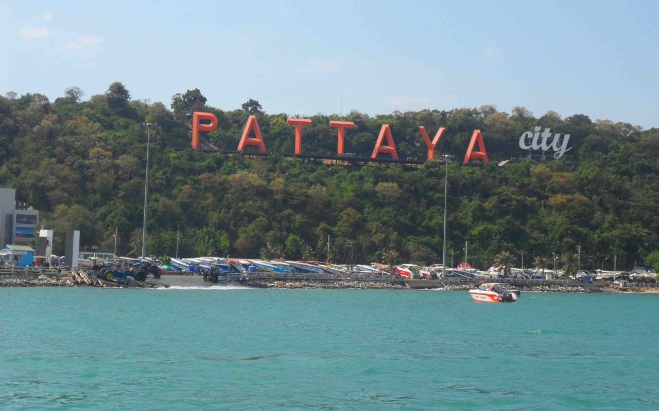 Вывеска города на курорте в Паттайе, Таиланд