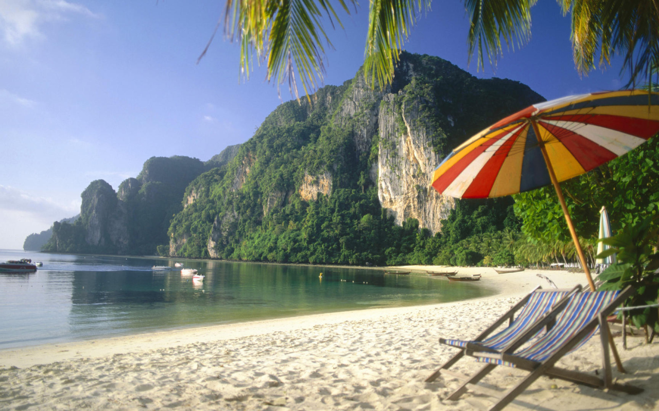 Пляжные лежаки в Пхукете