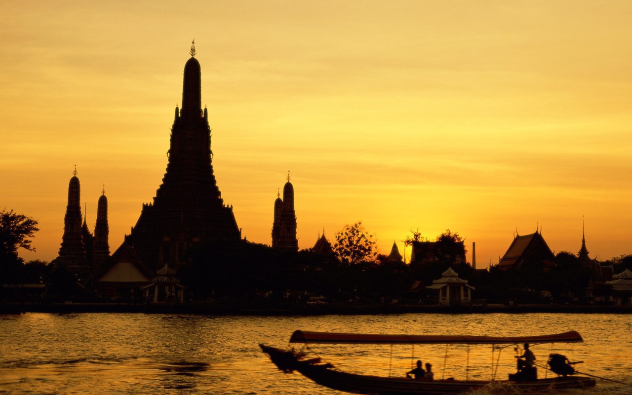 Закат над храмами в Бангкоке, Таиланд