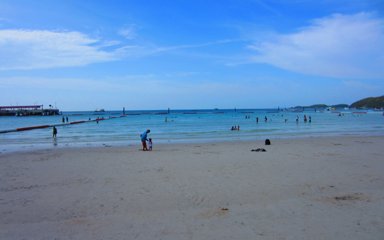 Пляж на курорте острова Ко Лан, Таиланд