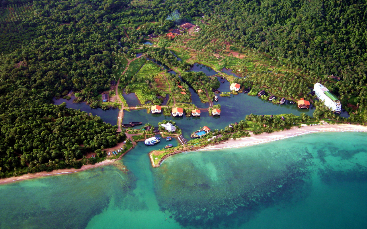 Панорама курорта на острове Чанг, Таиланд