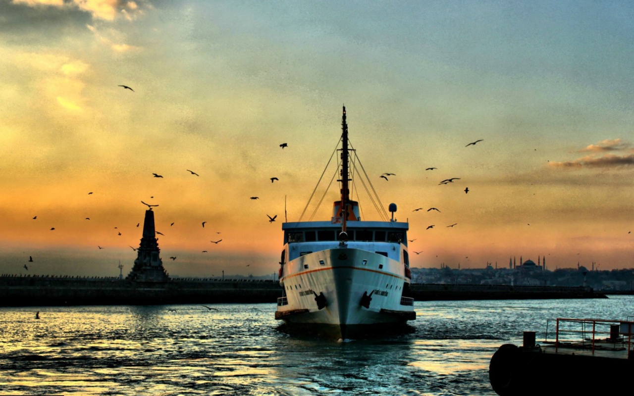 Лодка в бухте Стамбула