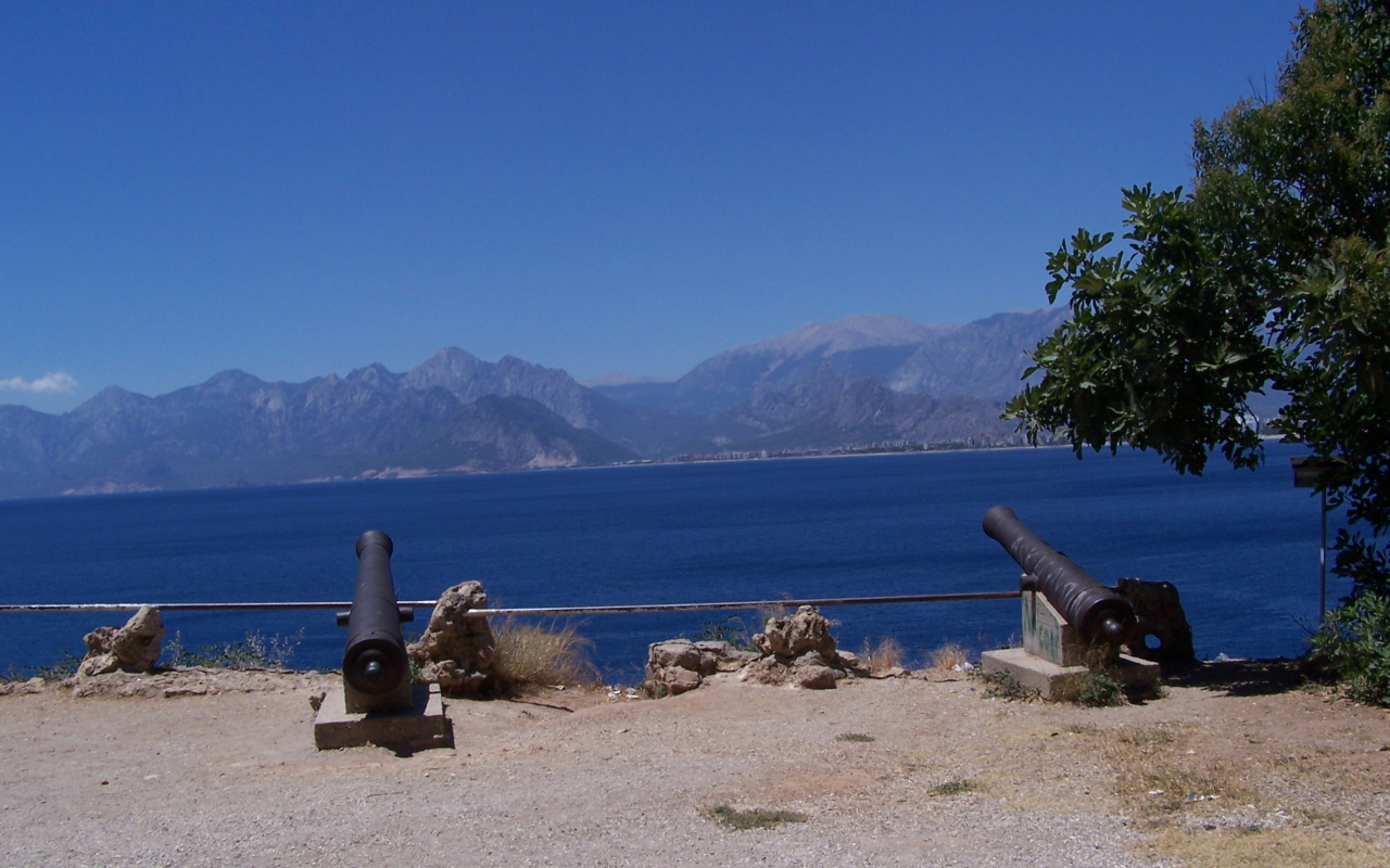 Пушки на побережье в Кушадасы, Турция