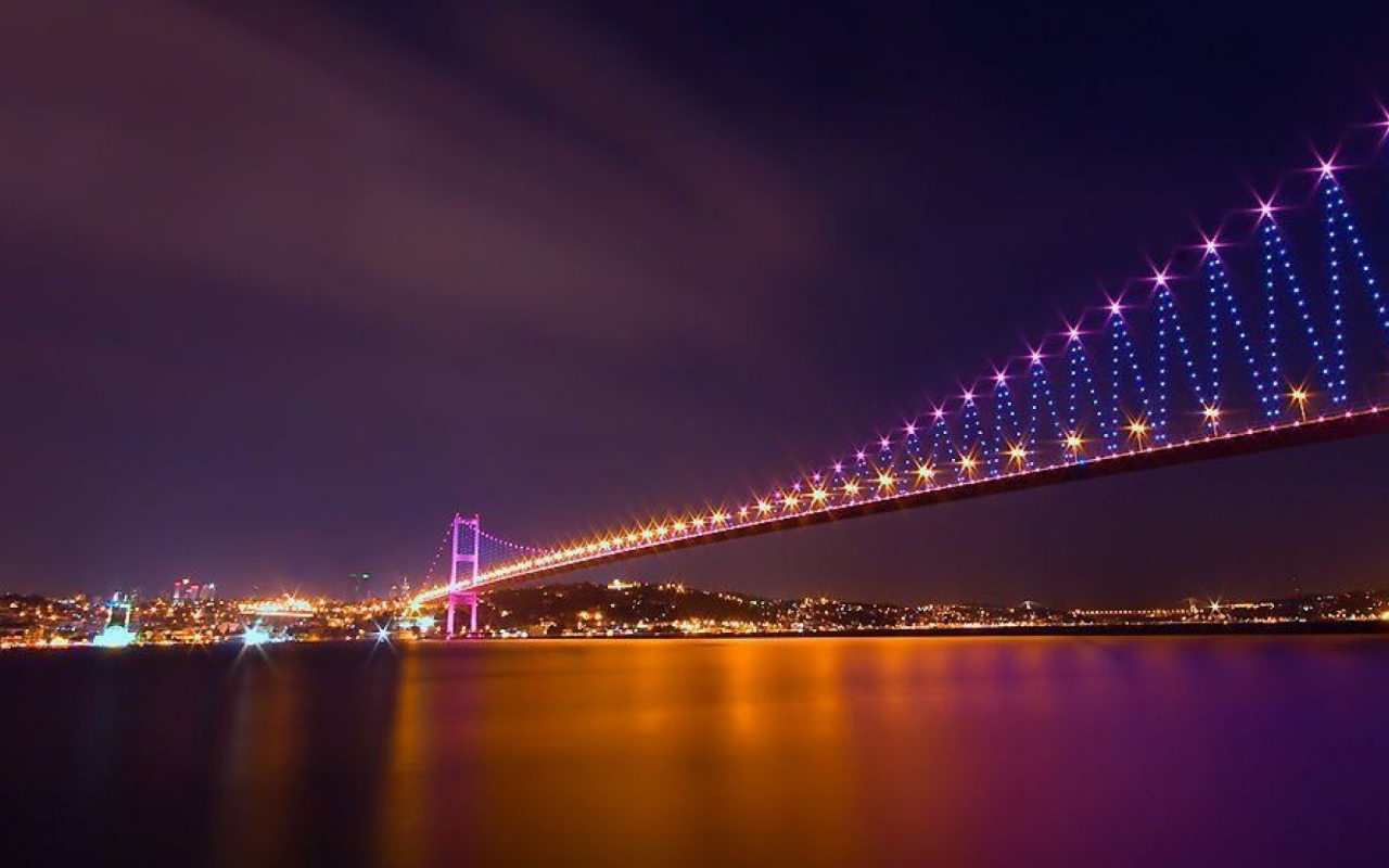 Подсветка моста в Стамбуле