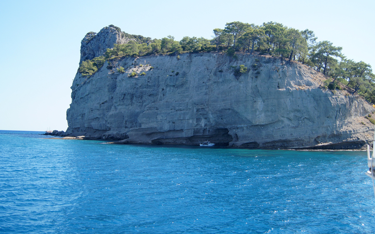 Скала у побережья в Кемере, Турция