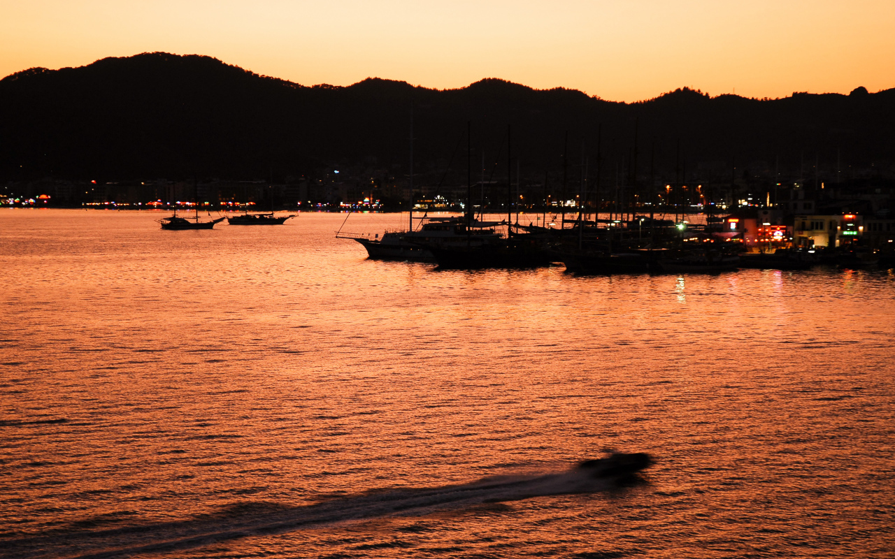 Закат солнца в бухте Мармарис, Турция