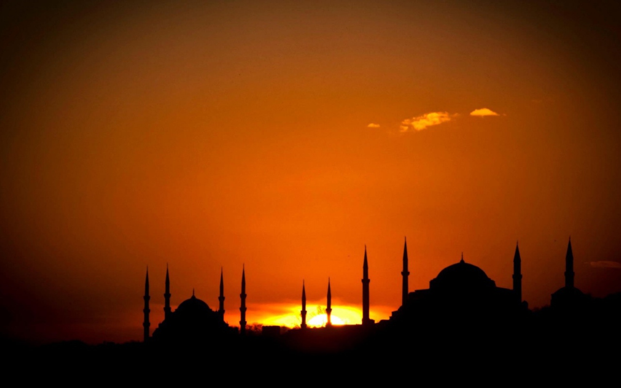 Солнце скрылось за храмами в Стамбуле