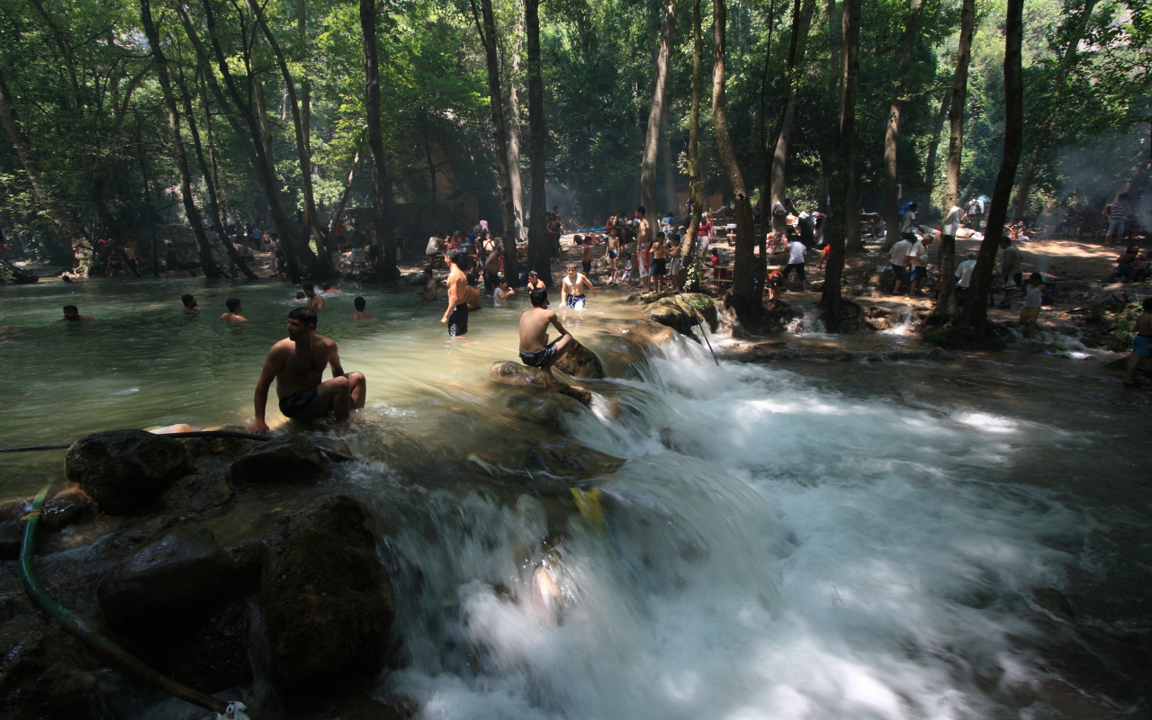 Водопад в парке в Мерсине, Турция