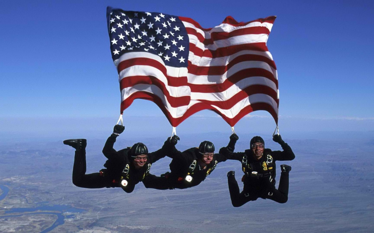 Парашютисты с американским флагом
