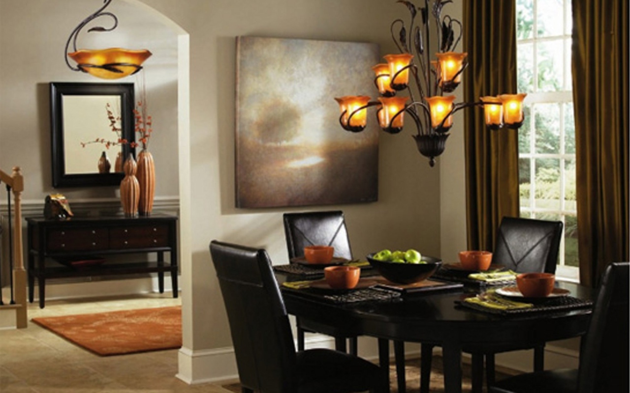 Большая люстра над столом