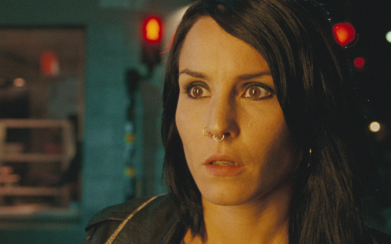 Женщина с пирсингом в носу