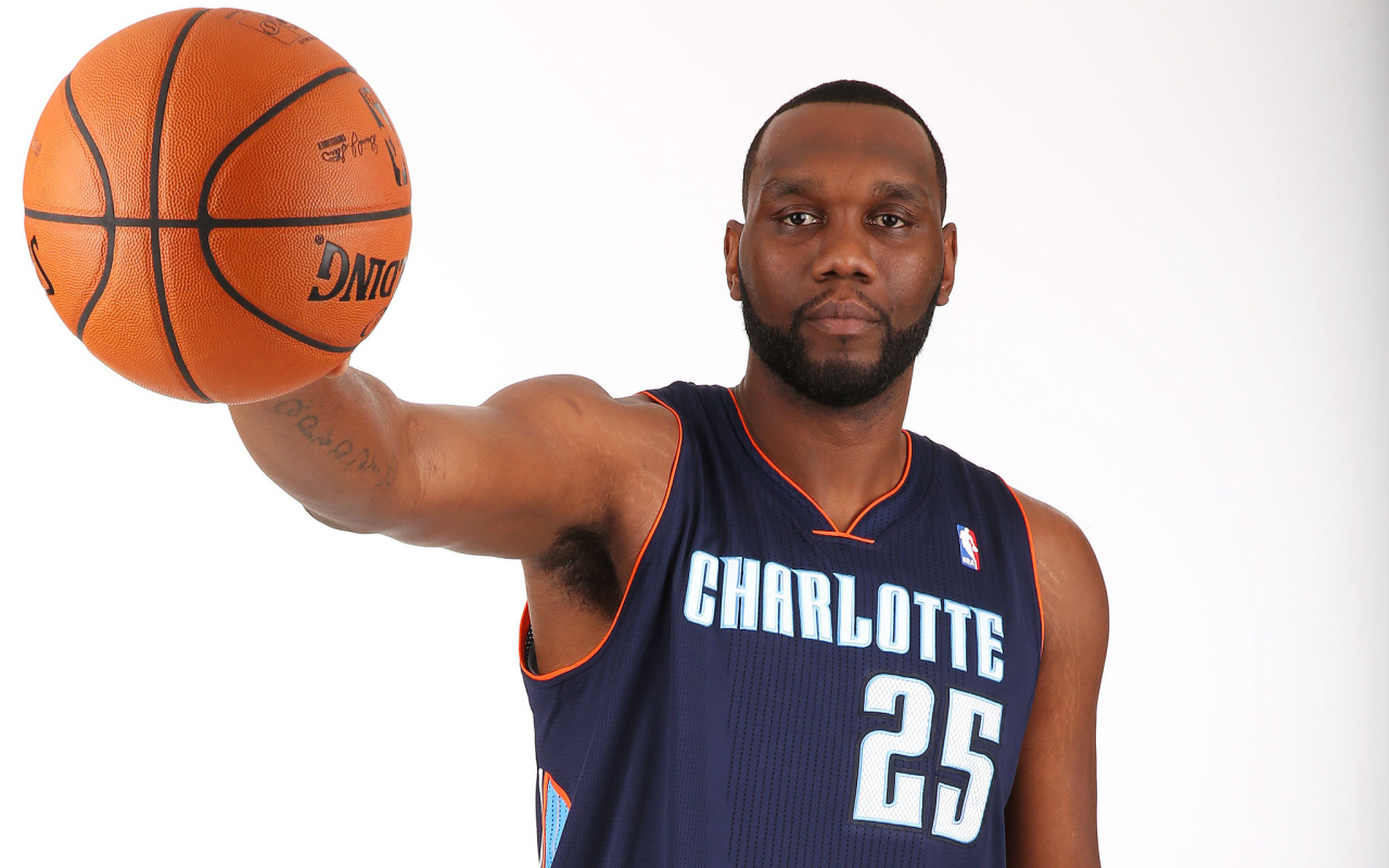 Эл Джефферсон с баскетбольным мячом