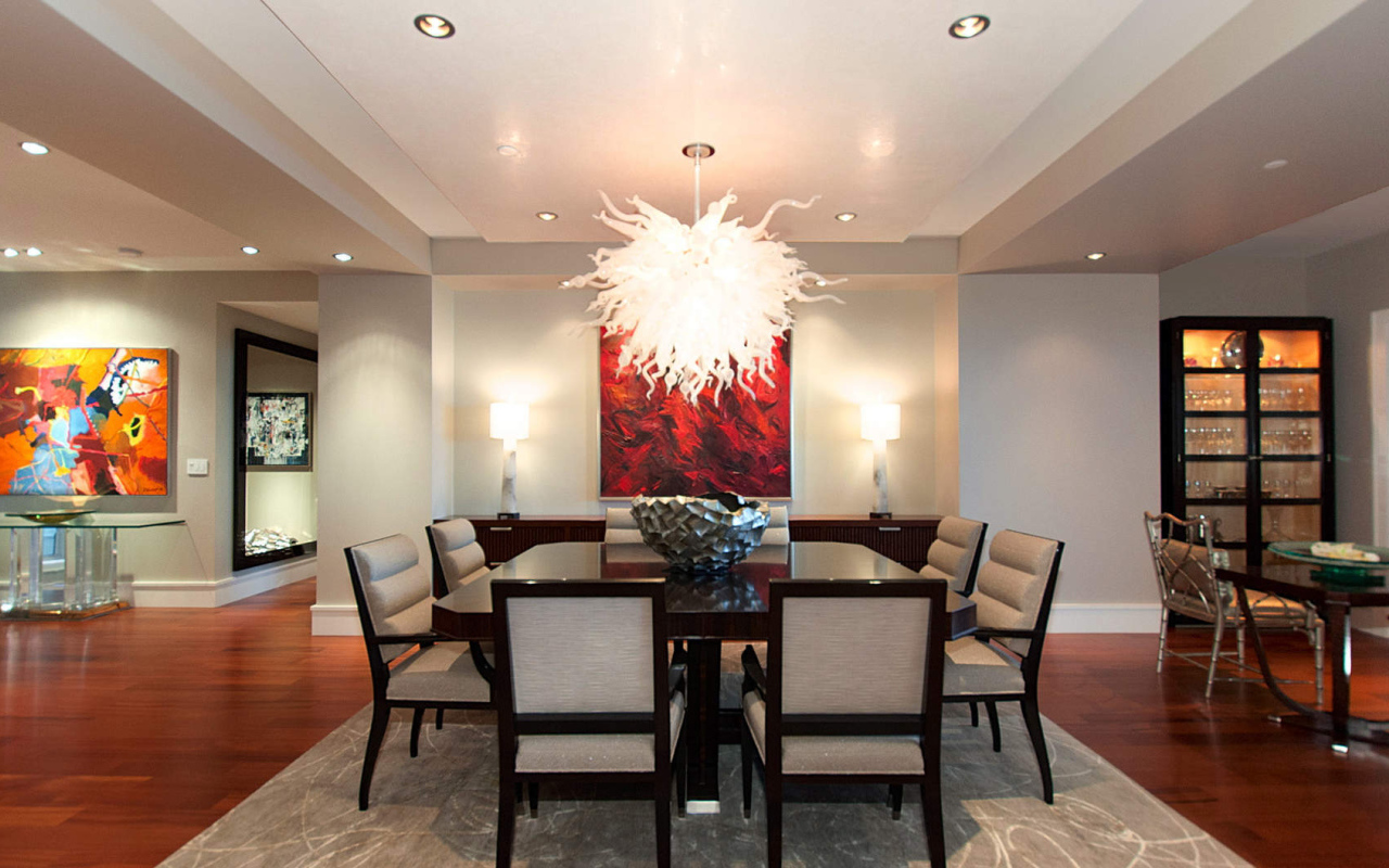 Необычная люстра в столовой