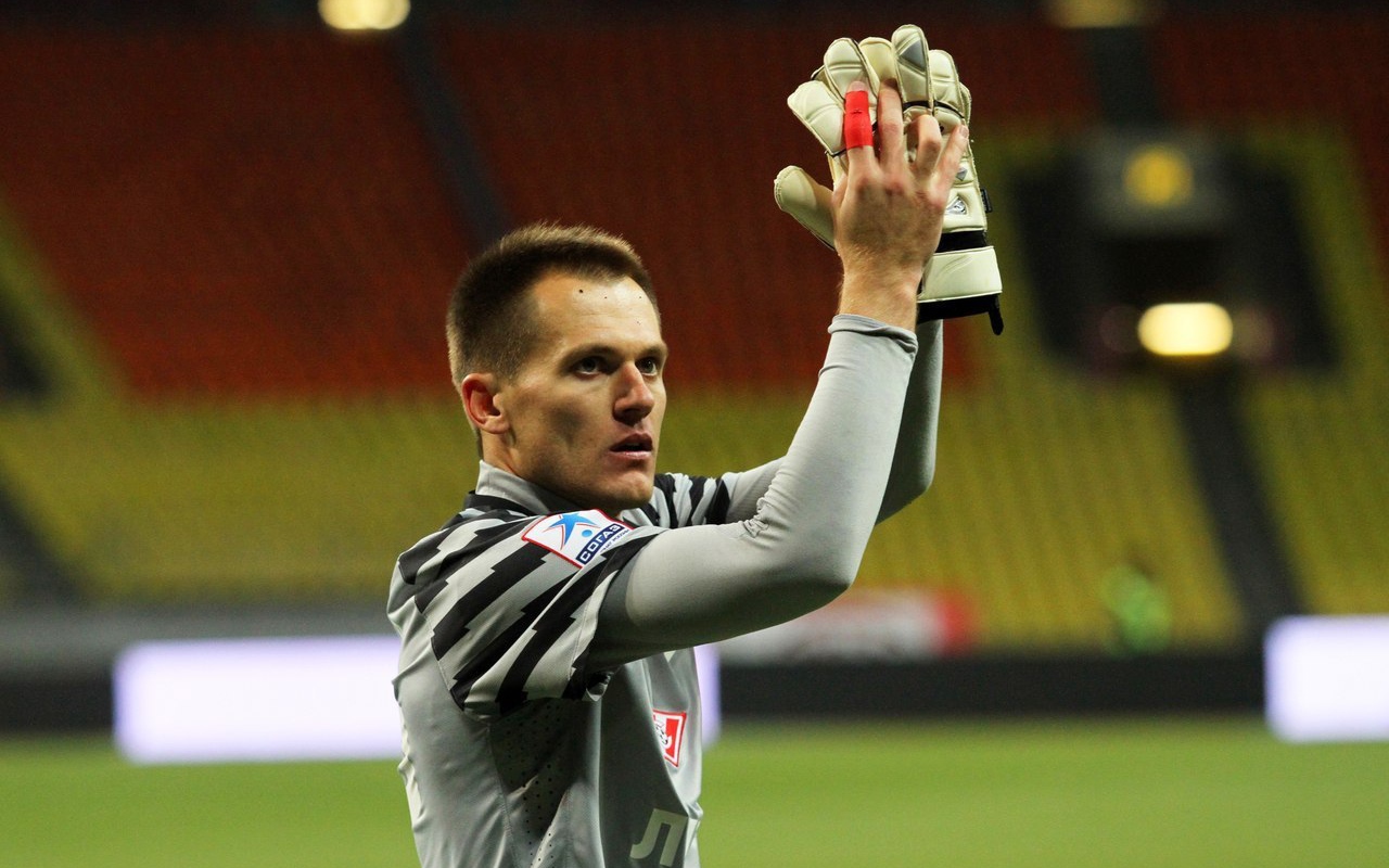 Артем Ребров вратарь Спартака на фоне трибун