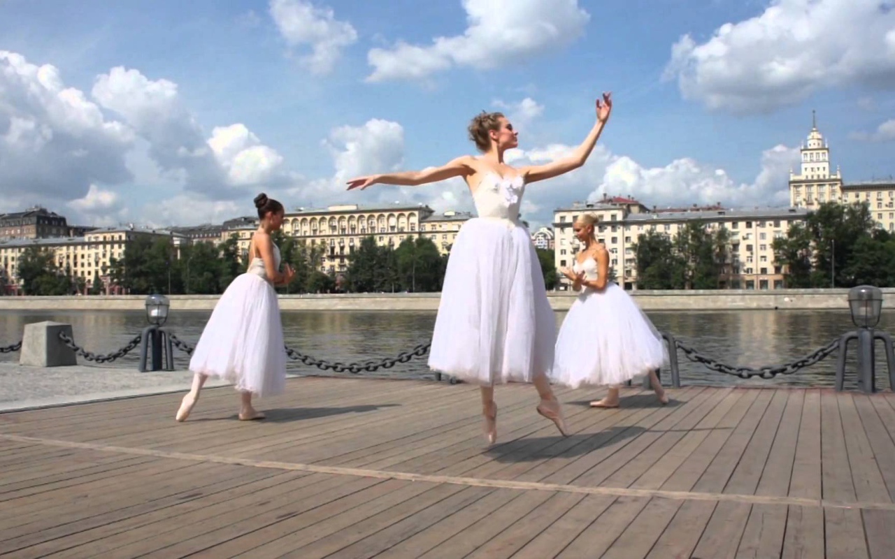 Балерины на пристани