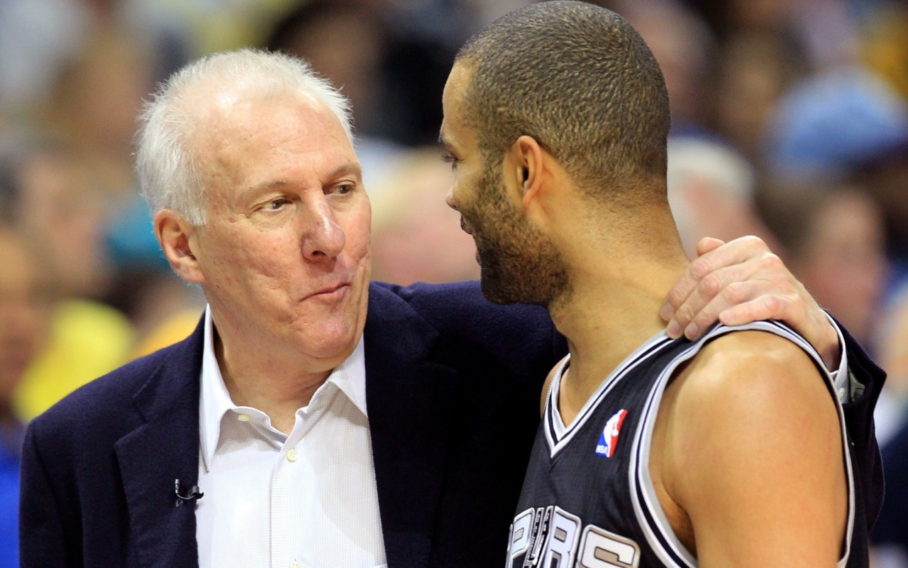 Баскетболист Тони Паркер с тренером Грегом Поповичем