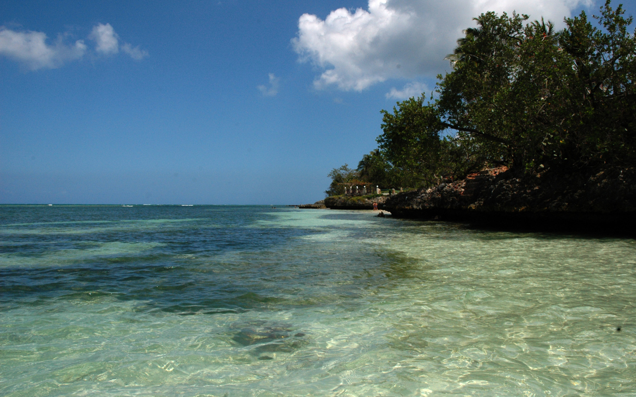 Залив на курорте Гуардалавака, Куба