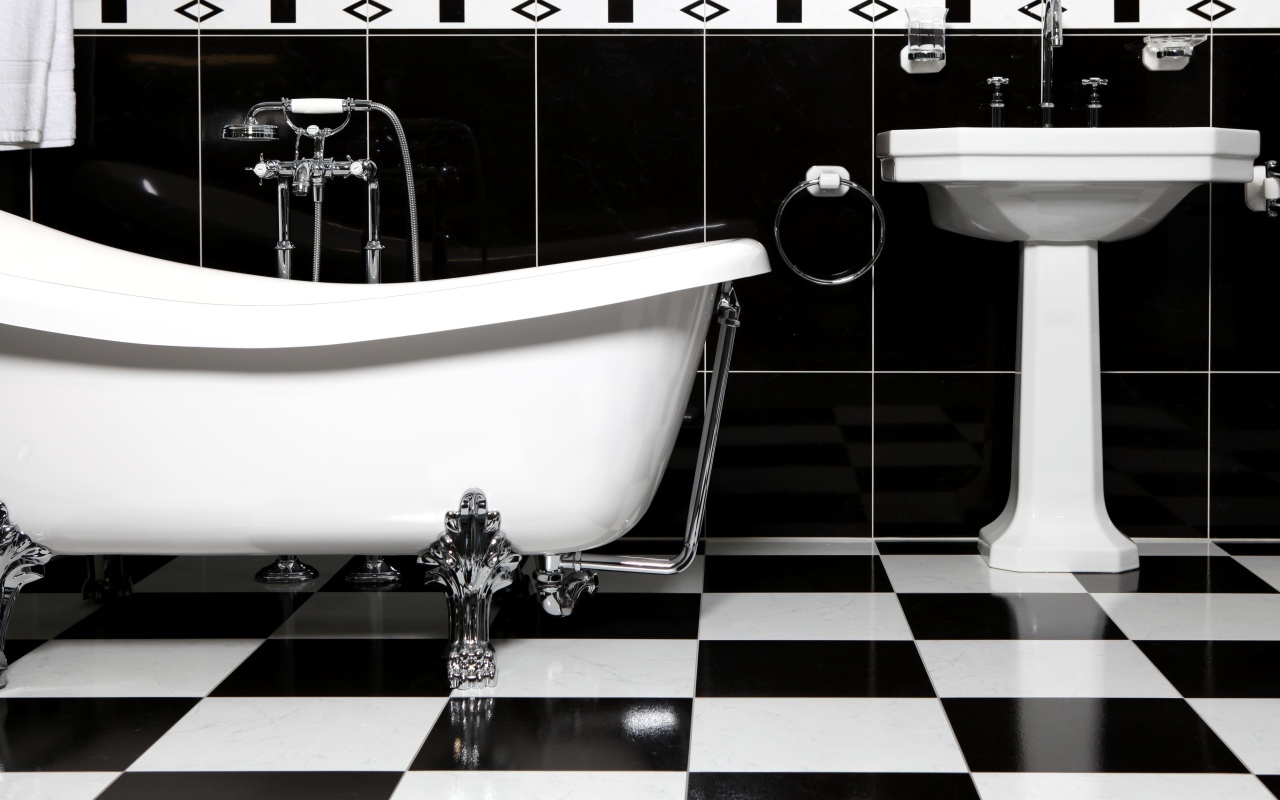 Черно белое оформление ванной