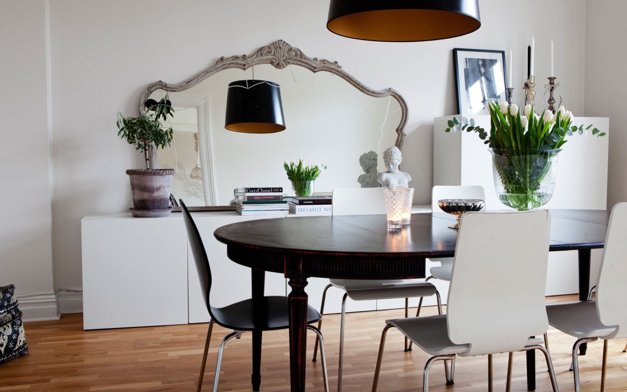 Черная люстра в столовой